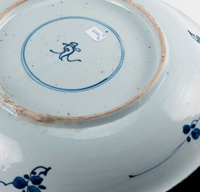 null Chine. Plat en porcelaine blanc et bleu à décor de feuillures, feuillages et...