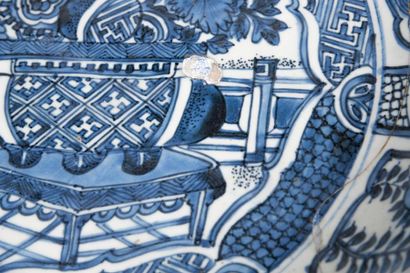 null Chine, XVIIIème siècle. Plat en porcelaine blanc et bleu à décor central d'un...
