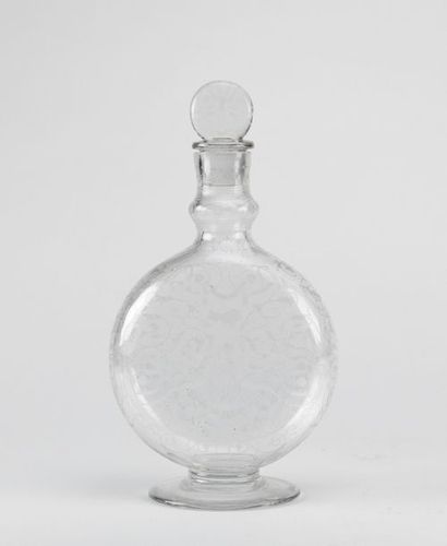 null *BACCARAT. Carafe sur talon à panse aplatie en cristal gravé et son bouchon,...