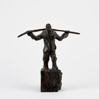 null Ecole du XXème siècle. Homme portant une branche. Epreuve en bronze à patine...