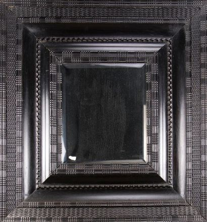 null Miroir, le cadre en bois guilloché. En partie du XVIIème siècle. 72x66,5 cm....