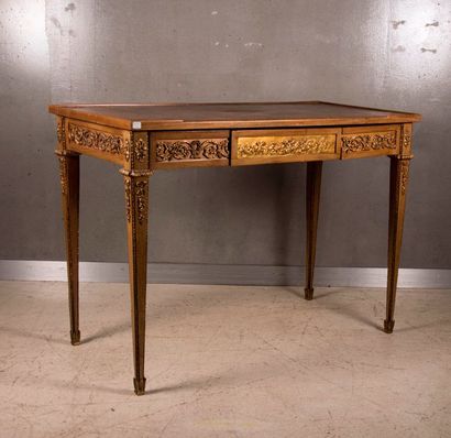 null Table à écrire d'après un modèle de Riesener, en bois de placage, dessus de...