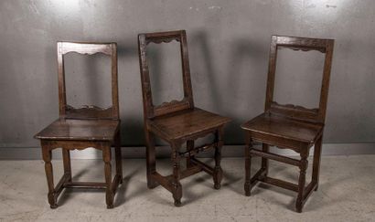 null Trois chaises lorraines en chêne, XVIIIème siècle. H : 84,5 cm.