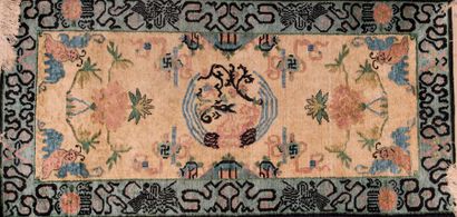 null Tapis chinois en laine et soie à décor aux angles de chauves-souris. 77x152...