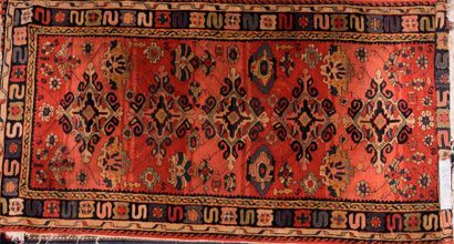 null Tapis Caucase en laine et coton à motifs géométriques rouges et bleus. 107x212...