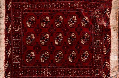 null Tapis Boukhara à motifs de guhl sur fond rouge. 112x89 cm.