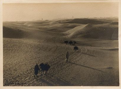 null Marcelin FLANDRIN (1889-1957). Dunes animées devant une ville du Maroc. Photographie...