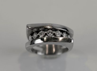 null Bague en or gris 750 millièmes (18K) ER ornée d'une ligne de 7 diamants taille...