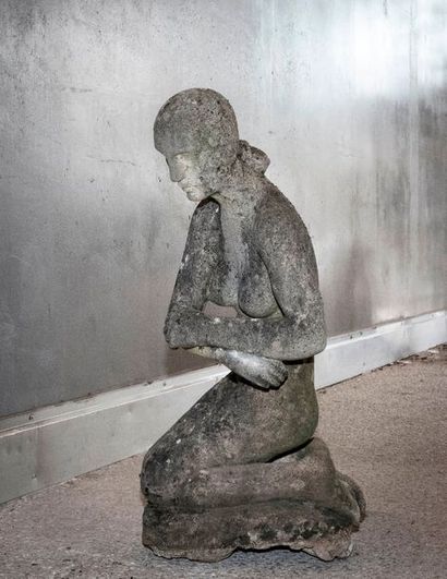 null Georges SALENDRE (1890-1985). Femme nue agenouillée. Pierre sculptée et taillée....