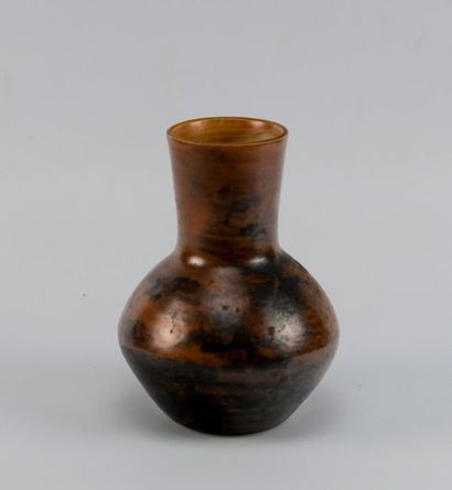 null Jacques BLIN(1920-1995).Vase en céramique orangée et noire. Signé en creux....