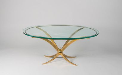 null TRAVAIL ITALIEN DES ANNEES 1950. Table basse, dalle de verre ovale, piètement...