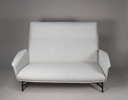 null Claude VASSAL (XX) pour Claude Delor.
Sofa recouvert d'un tissu écru refait...