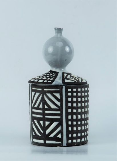 null Roger CAPRON (1922-2006). Pot couvert en faïence à décor géométrique noir et...