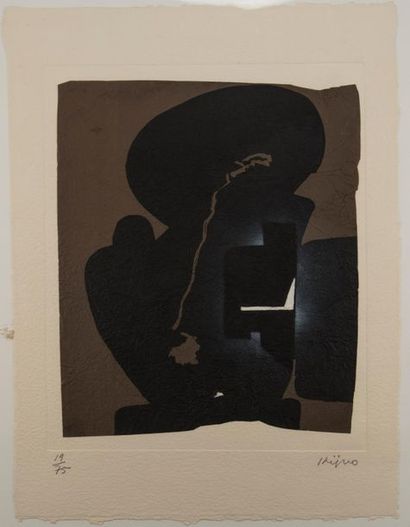 null Ladislas KIJNO (1921-2012). Composition sur fond brun. Pochoir sur papier froissé,...