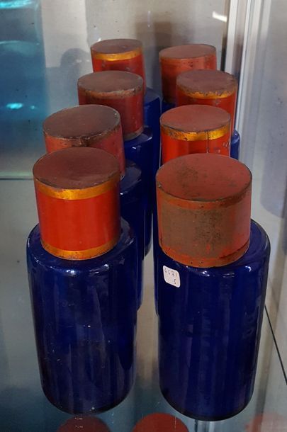 null Ensemble de huit bocaux à pharmacie en verre bleu Cartouches vides
