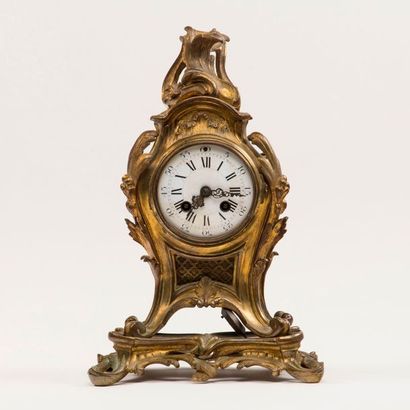 null Pendule en bronze doré style Louis XV. Début XIXème siècle. H : 34 cm. (Usu...