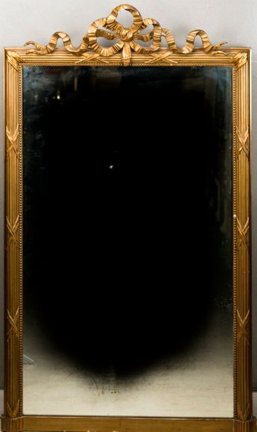 null Miroir en bois et stuc doré de style Louis XVI. H : 120, l : 69 cm.