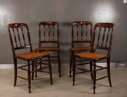 null Suite de quatre chaises cannées en bois laqué à l'imitation du palissandre,...