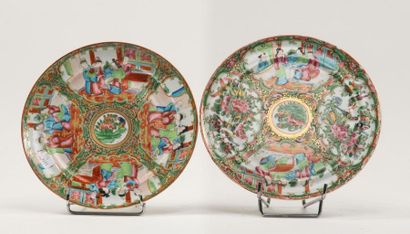 null Chine, Canton. Deux assiettes en porcelaine à décor de scènes de palais dans...