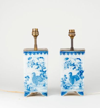 null Chine du Sud. Paire de vases quadrangulaires en porcelaine blanc et bleu montés...