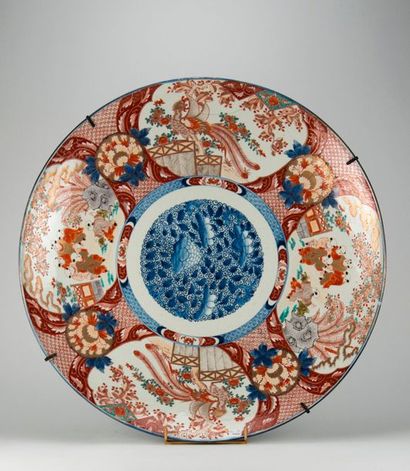 null Japon, Imari. Plat décoratif en porcelaine polychrome. XXème siècle. Diam :...