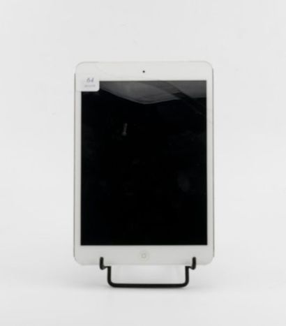 null *Un iPad mini blanc, la vitre est fêlée, modèle A1455, Type BCGA1455, N°de série...