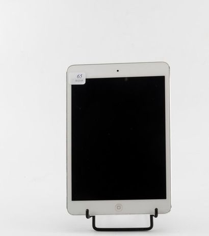 null *Un iPad mini blanc. Modèle A1432, Type :BCGA1432, N°de série DQTJR9C5F196