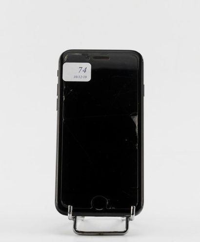 null *Un iPhone 7 modèle A1778 , vitre de protection fendue, ne s'allume pas