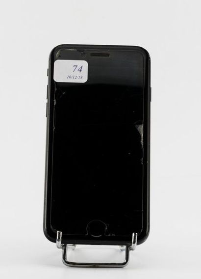 null *Un iPhone 7 modèle A1778 , vitre de protection fendue, ne s'allume pas
