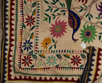 null Tenture indienne en coton écru au décor rayonnant de fleurs et d’animaux brodés...