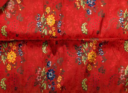 null Petite coupe de soie brochée fond rouge à décor de rubans et de bouquets colorés...