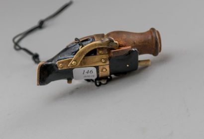 null JAPON, circa 1900-1920. Netsuke en forme de pistolet. L : 12 cm. Expert : Philippe...
