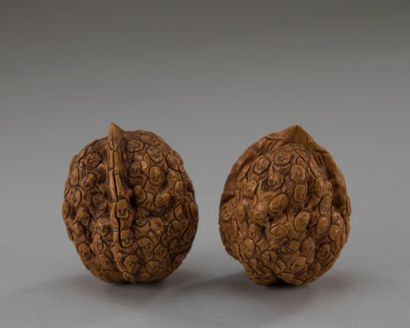 null CHINE. Deux noix entièrement sculptées de têtes de moines. 5x4 cm. Expert :...