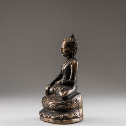 null CHINE ou Asie du Sud-Est, XXème siècle. Statuette de Buddha en bronze . H :...