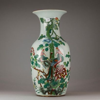 null CHINE, début du XXème siècle. Vase balustre en porcelaine polychrome à décor...
