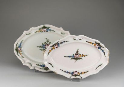 null BORDEAUX
Deux plats à bords contournés à décor de bouquet de roses manganèses.
XVIIIème...