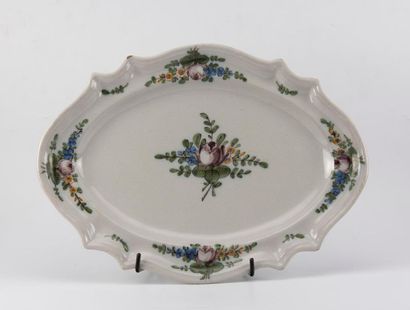 null BORDEAUX
Deux plats à bords contournés à décor de bouquet de roses manganèses.
XVIIIème...