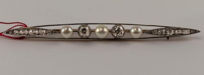 null Broche barrette époque Art déco, composée de trois perles boutons blanches,...