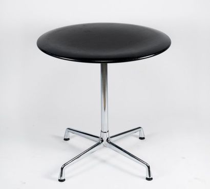 null Charles EAMES et Ray EAMES pour VITRA. Table d'appoint, plateau en frêne peint...