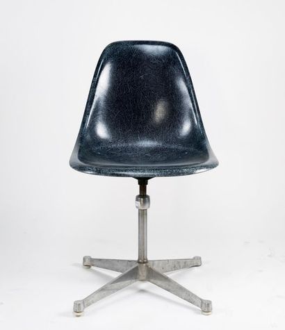 null Charles et Ray Eames pour Herman Miller. Chaise de bureau, coque en fibre de...