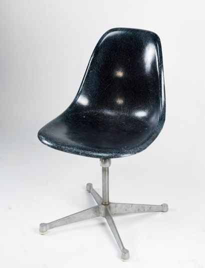 null Charles et Ray Eames pour Herman Miller. Chaise de bureau, coque en fibre de...