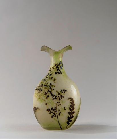  Emile GALLE (1846-1904). Vase à panse aplatie en verre multicouches à décor de fougères...