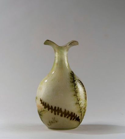  Emile GALLE (1846-1904). Vase à panse aplatie en verre multicouches à décor de fougères...