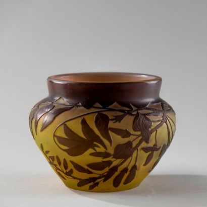  Emile GALLE (1846-1904). Vase en verre multicouche à décor floral dégagé à l'acide...