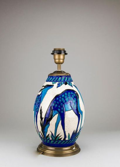  (1880-1966) pour KERAMIS. Pied de lampe ovoïde en céramique craquelée beige à décor...