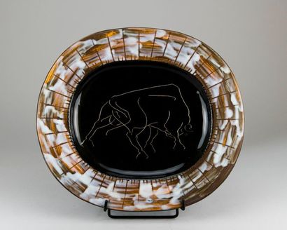  Atelier CERENNE à VALLAURIS. Plat en céramique émaillée à décor incisé au taureau....