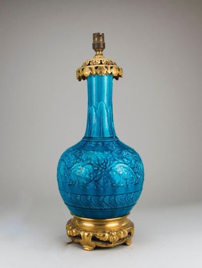 null Théodore DECK. Pied de lampe en céramique bleue à décor d'inspiration orientale...