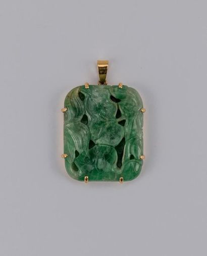 Pendentif en jade sculpté d'un motif végétal,...