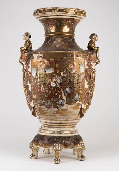 null JAPON, Satsuma. Grand vase en faïence polychrome et doré à décor de scènes militaires,...