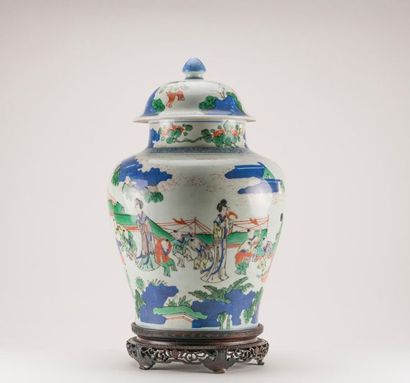 null CHINE, époque Transition XVIIème siècle. Vase couvert en porcelaine Wucai
De...